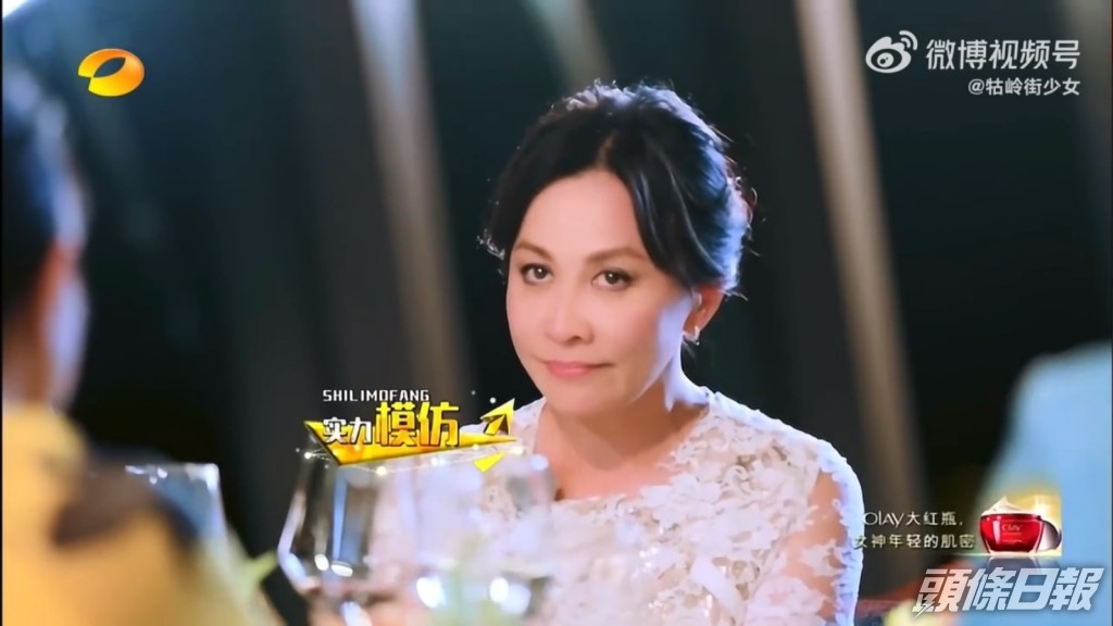 如果必須要現身梁朝偉亦只會獨自坐一旁，不自在地到處觀察。